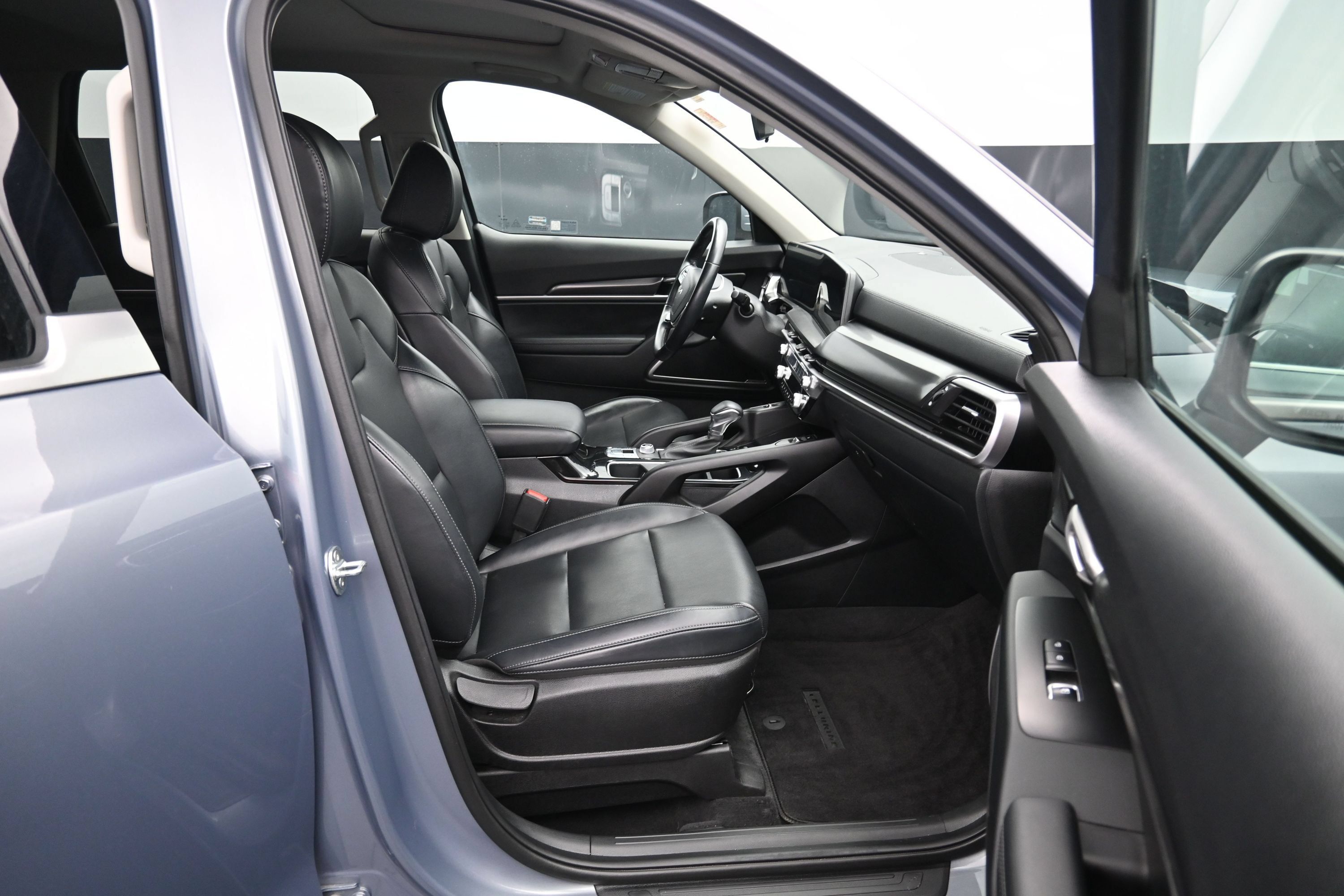 Used 2025 Kia Telluride S FWD image 11