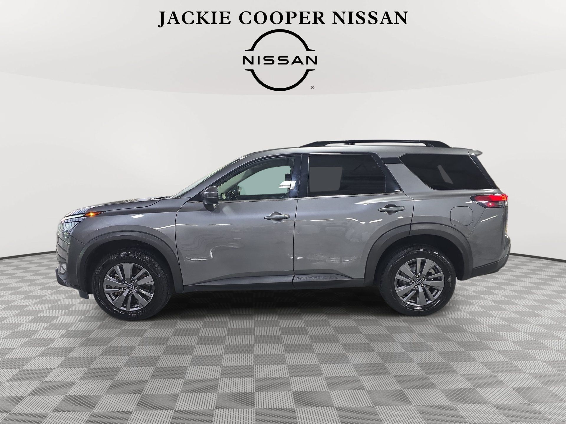 Used 2025 Nissan Pathfinder SV FWD image 8
