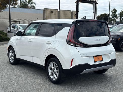 Used 2025 Kia Soul LX w/ LX Technology Package FWD image 4