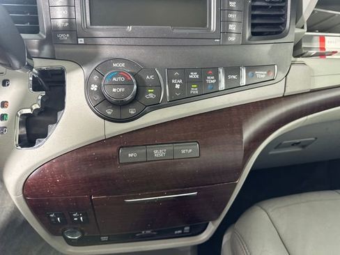 Used 2011 Toyota Sienna XLE image 23