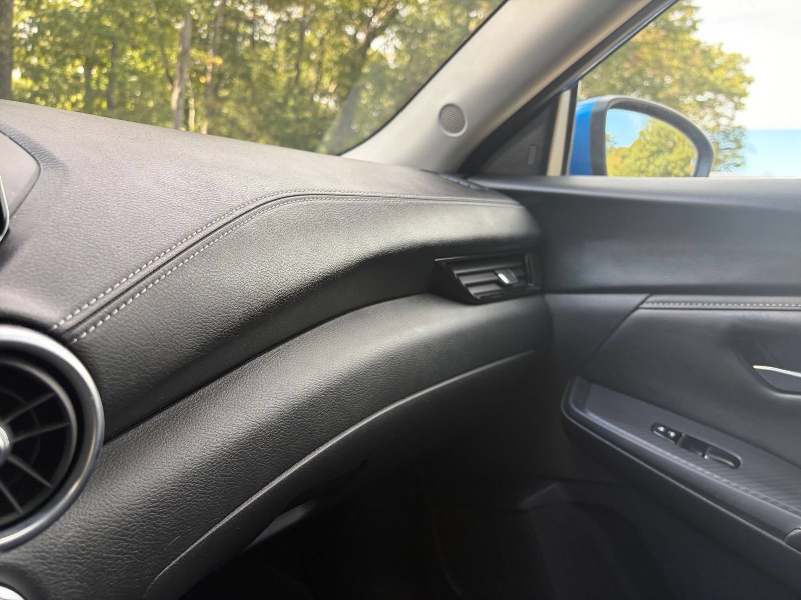 Used 2025 Nissan Sentra SV FWD image 32