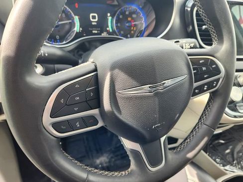 Used 2023 Chrysler Pacifica Touring-L FWD image 17