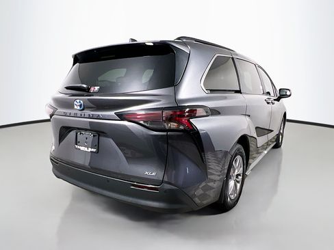 Used 2025 Toyota Sienna XLE FWD image 4