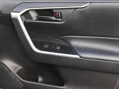 Used 2020 Toyota RAV4 LE image 19