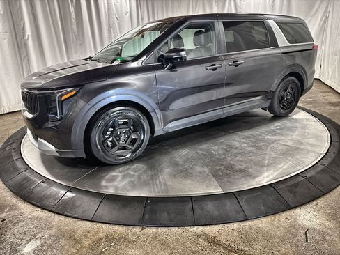 Used 2025 Kia Carnival image 1