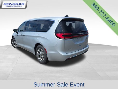 Certified 2024 Chrysler Pacifica Limited FWD image 6