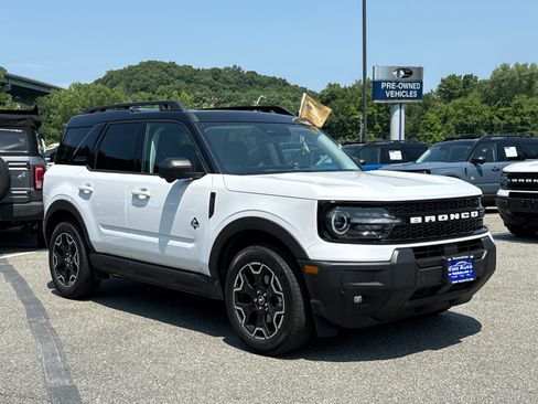 Certified 2025 Ford Bronco Sport Outer Banks w/ Outer Banks Tech Package+ AWD/4WD image 1