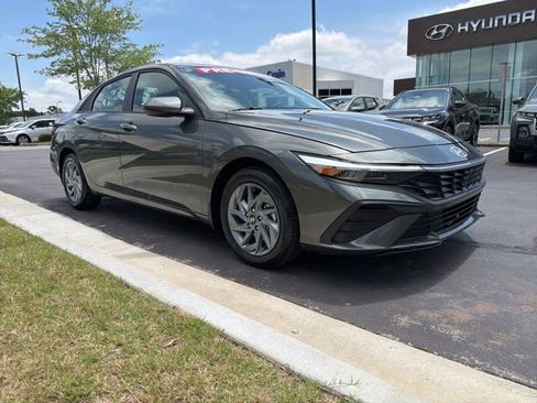 Certified 2024 Hyundai Elantra SEL FWD image 2