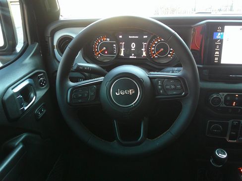 Used 2024 Jeep Gladiator Sport image 25