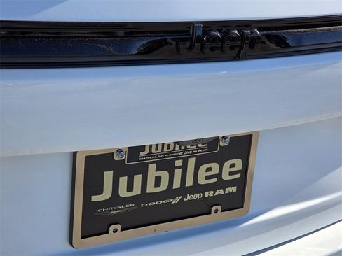 New 2025 Jeep Grand Cherokee Altitude image 28