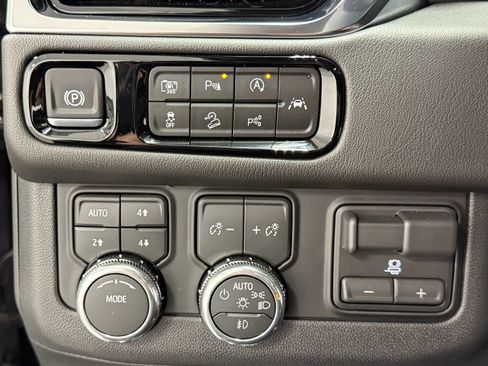 Used 2026 GMC Yukon XL Denali w/ Advanced Technology Package AWD/4WD image 28