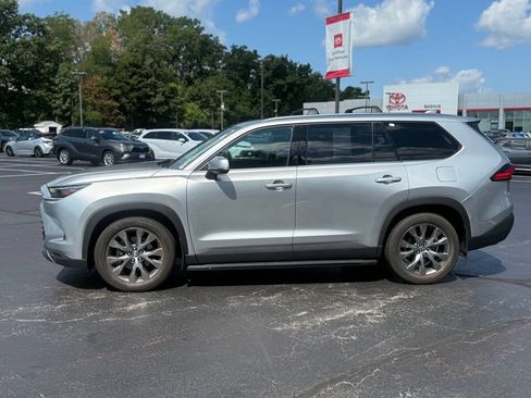 Used 2024 Toyota Grand Highlander AWD image 3