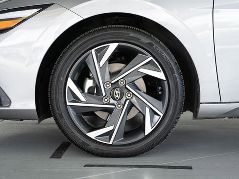 Used 2025 Hyundai Elantra Limited image 4