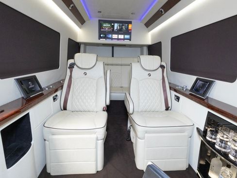 Used 2019 Mercedes-Benz Sprinter 2500 w/ Premium Package image 30