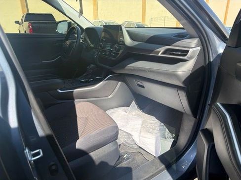 Used 2023 Toyota Highlander LE FWD image 14