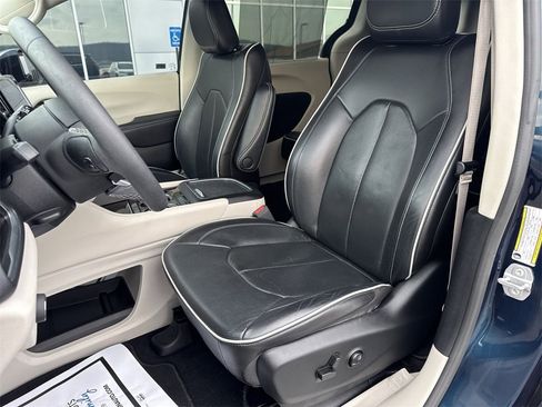 Used 2022 Chrysler Pacifica Limited image 11