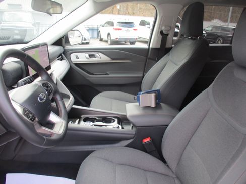 Used 2025 Ford Explorer Active AWD/4WD image 16