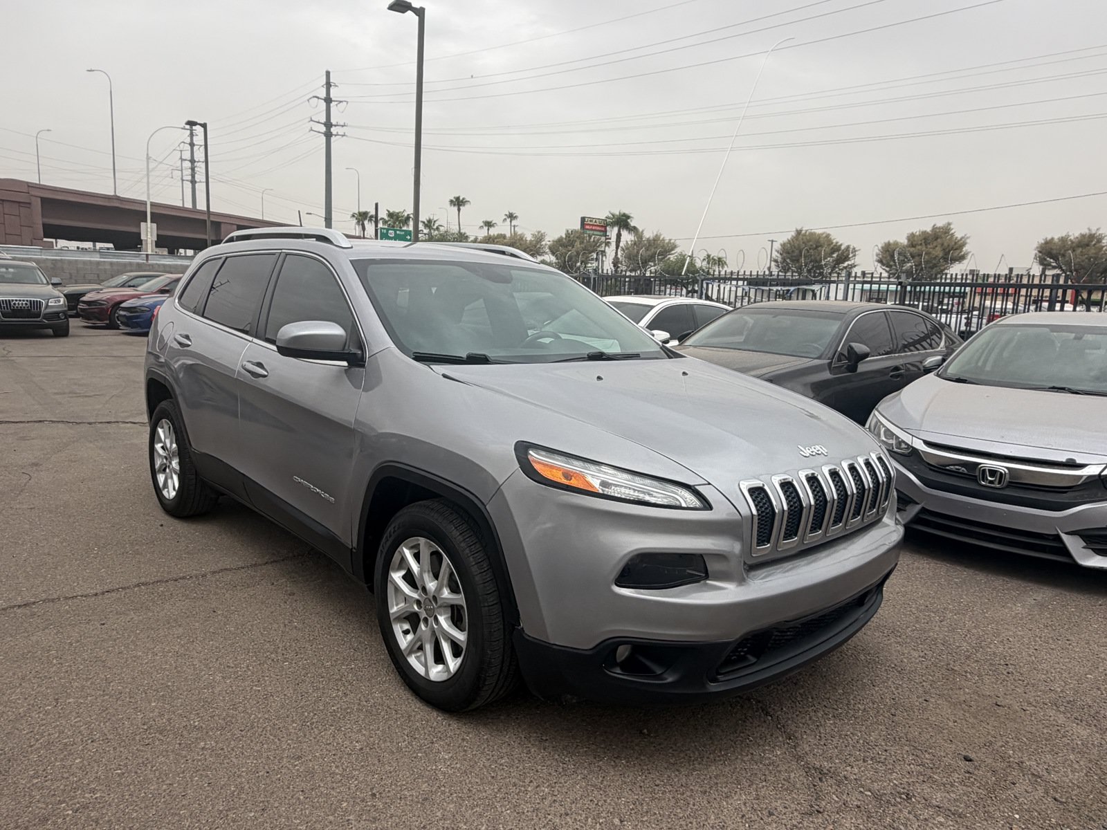 Used 2018 Jeep Cherokee Latitude Plus w/ Comfort/Convenience Group FWD image 3