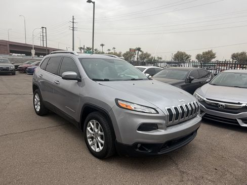Used 2018 Jeep Cherokee Latitude Plus w/ Comfort/Convenience Group FWD image 3
