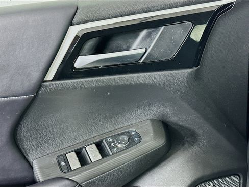 Used 2025 Mitsubishi Outlander SE image 15