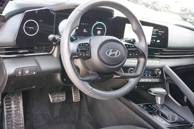 Used 2025 Hyundai Elantra SEL FWD image 11