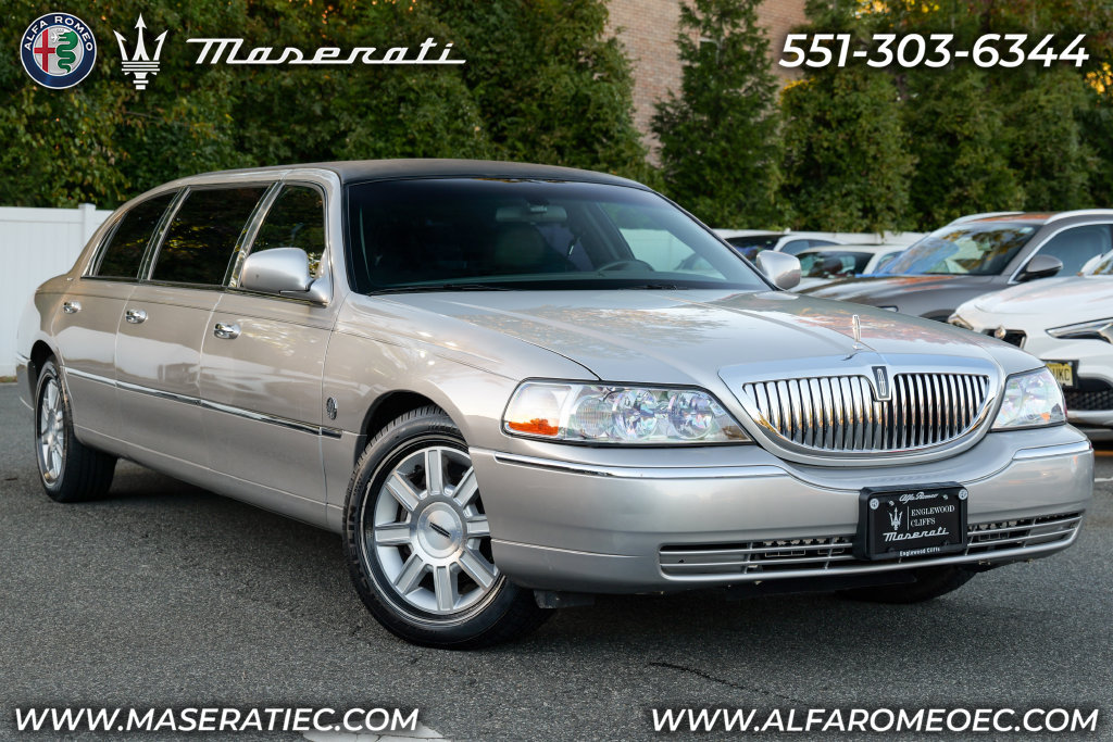 Used 2008 Lincoln Town Car Executive RWD image 1