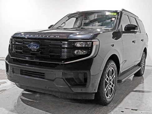 Used 2025 Ford Expedition Active AWD/4WD image 3