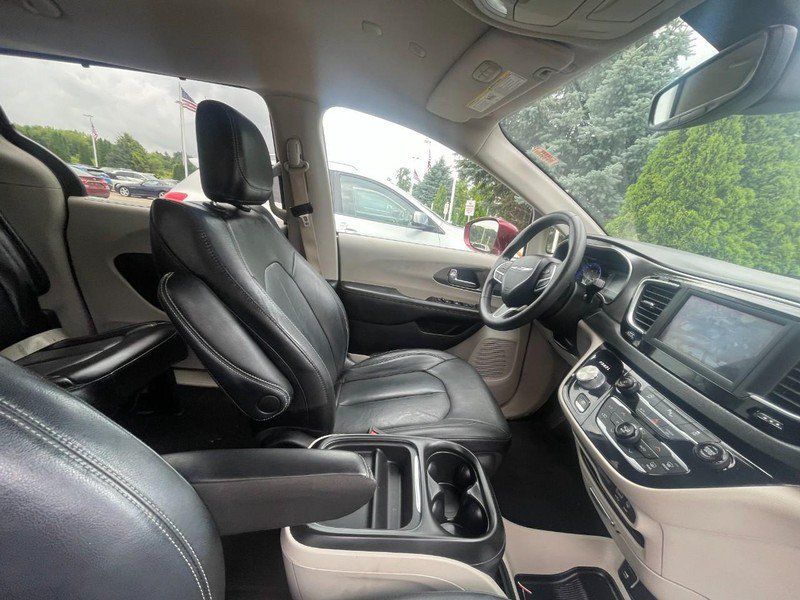 Used 2020 Chrysler Pacifica Touring FWD image 5