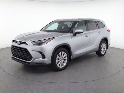 Used 2024 Toyota Grand Highlander AWD image 3