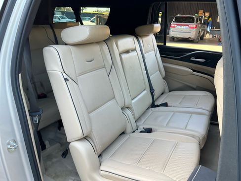 Used 2022 Cadillac Escalade ESV Premium Luxury image 26