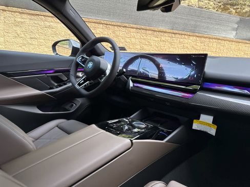 New 2026 BMW 550e xDrive w/ Premium Package image 11