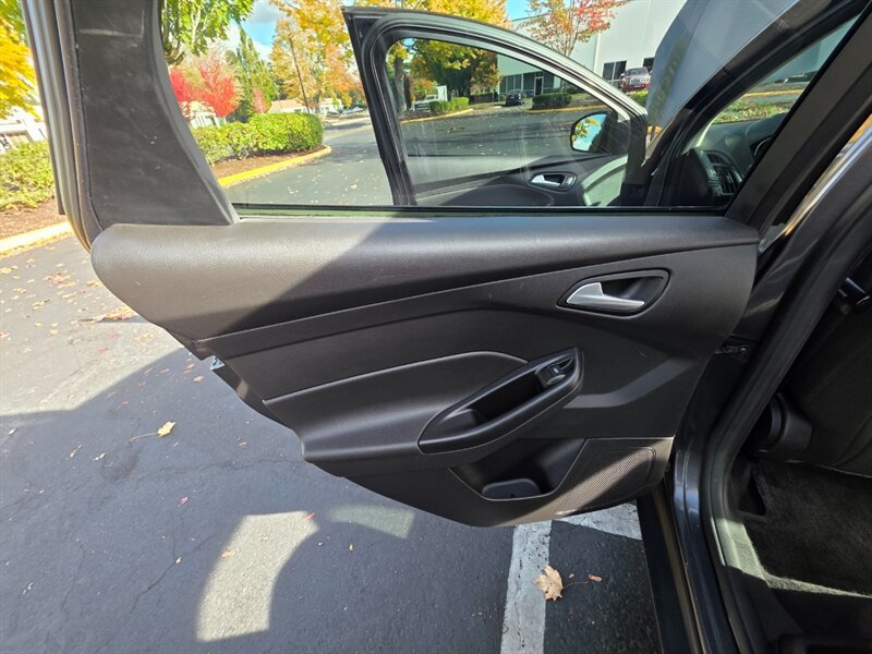 Used 2018 Ford Focus SE w/ Cold Weather Package FWD image 35