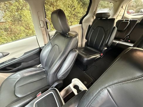 Used 2022 Chrysler Pacifica Touring-L image 40