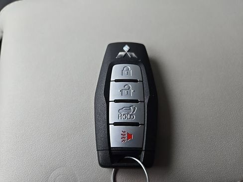 Used 2025 Mitsubishi Outlander SE image 96