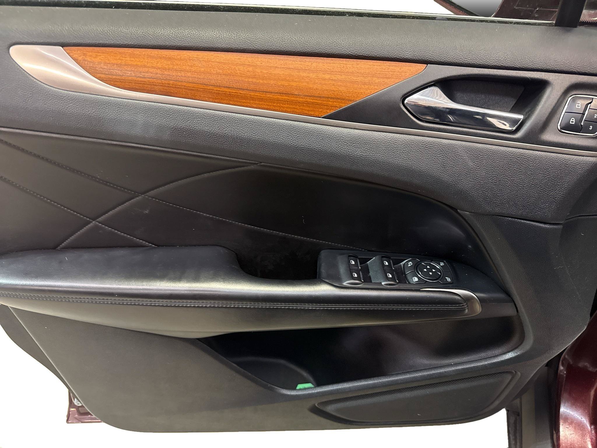 Used 2017 Lincoln MKC Reserve w/ Lincoln MKC Climate Package AWD/4WD image 9