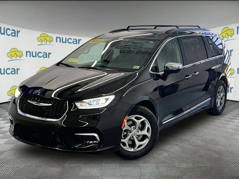 Used 2023 Chrysler Pacifica Limited FWD image 3