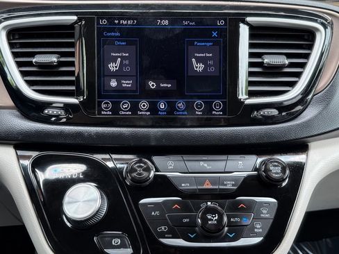 Used 2019 Chrysler Pacifica Touring-L FWD image 31