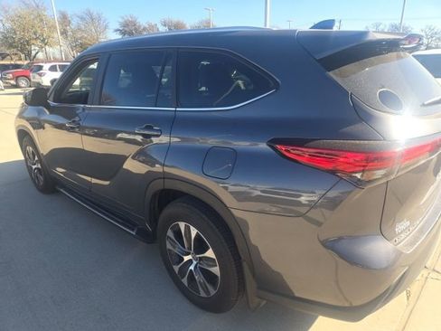 Used 2023 Toyota Highlander XLE image 4