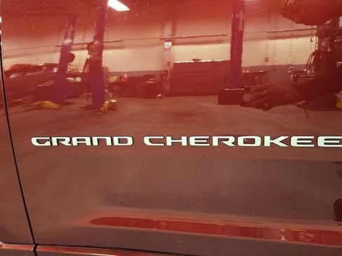 Used 2024 Jeep Grand Cherokee Overland w/ Luxury Tech Group IV AWD/4WD image 35