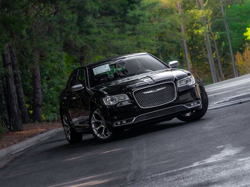 Used 2016 Chrysler 300 C Platinum RWD image 19