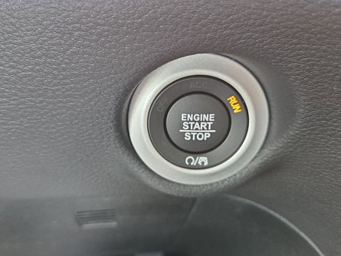 New 2026 Chrysler Pacifica Limited w/ Uconnect Theater Family Group image 32