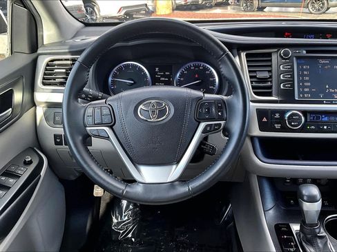 Used 2019 Toyota Highlander XLE image 5