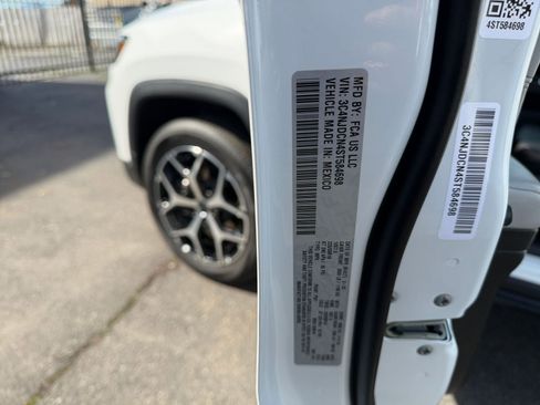 Used 2025 Jeep Compass Limited image 30