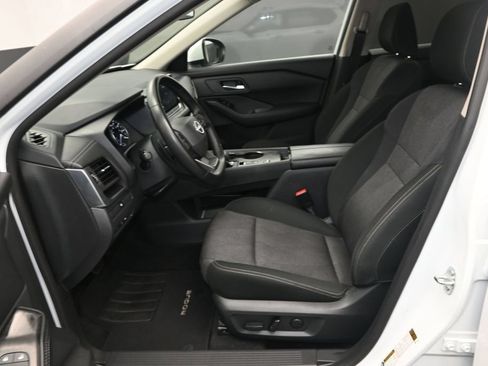 Used 2025 Nissan Rogue SV FWD image 18
