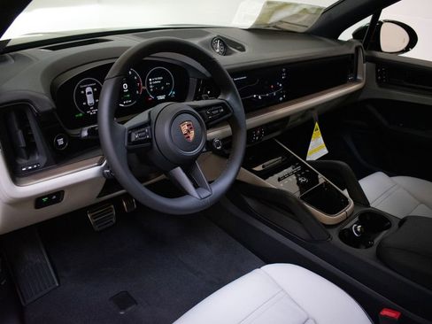 New 2026 Porsche Cayenne S image 4