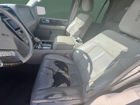 Used 2010 Lincoln Navigator 4WD image 24