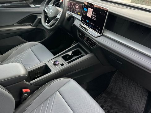 New 2026 Volkswagen Tiguan SE R-Line FWD image 14