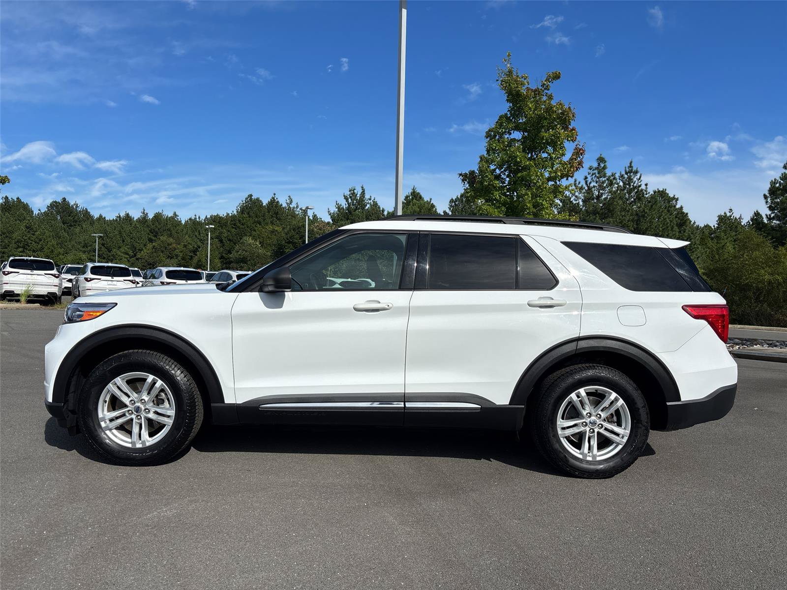 Used 2020 Ford Explorer XLT w/ Comfort Package AWD/4WD image 3