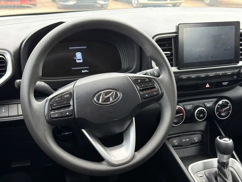 Used 2025 Hyundai Venue SE FWD image 17