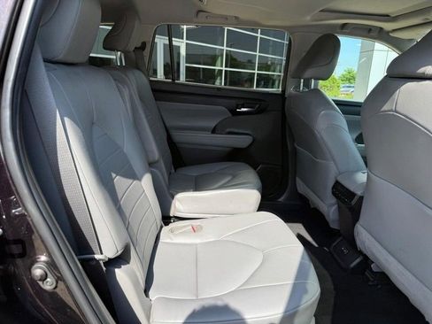 Used 2022 Toyota Highlander XLE AWD/4WD image 12